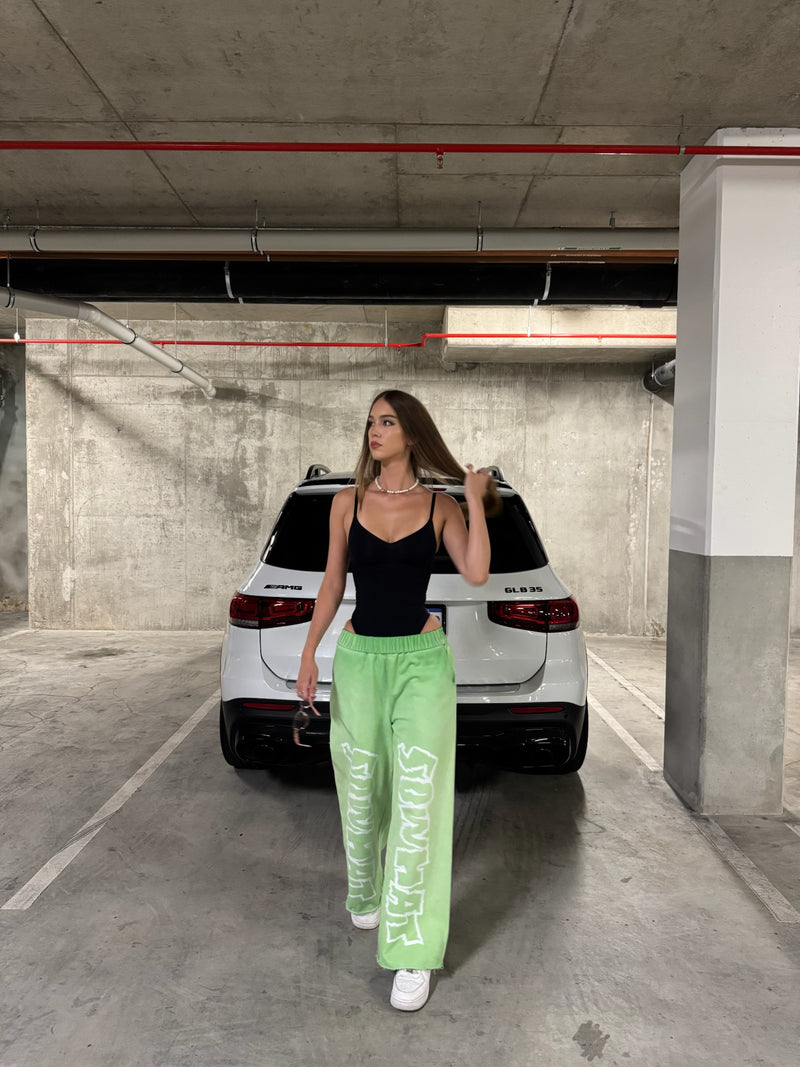 Green straight-leg sweatpants with reverse background technology.